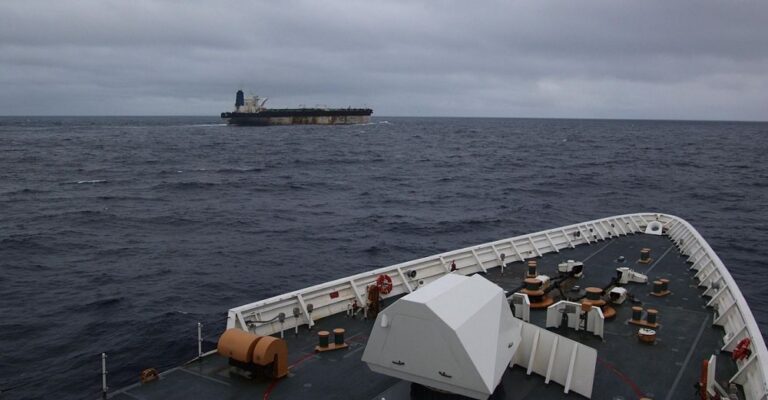 EU intecepta barcos petroleros con bandera rusa-min (1)