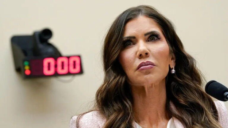 Kristi Noem en Seguridad Nacional es despedida (1)