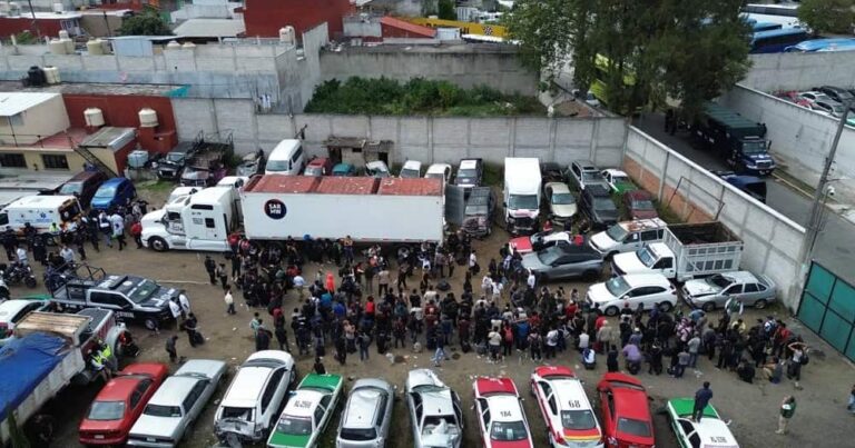 hallan-a-cientos-de-migrantes-en-trailer-dentro-de-corralon-en-xalapa-varios-deshidratados