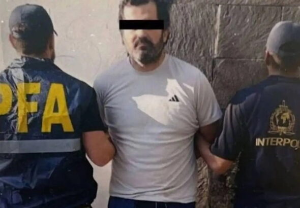 Contralmirante Fernando Farías pedirá asilo político en Argentina