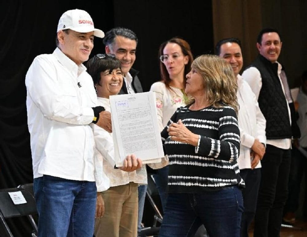 Gobernador Durazo y Sedatu entregan escrituras (1)