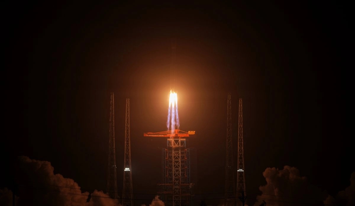 Gran Marcha-8 transportando 18 satélites de internet