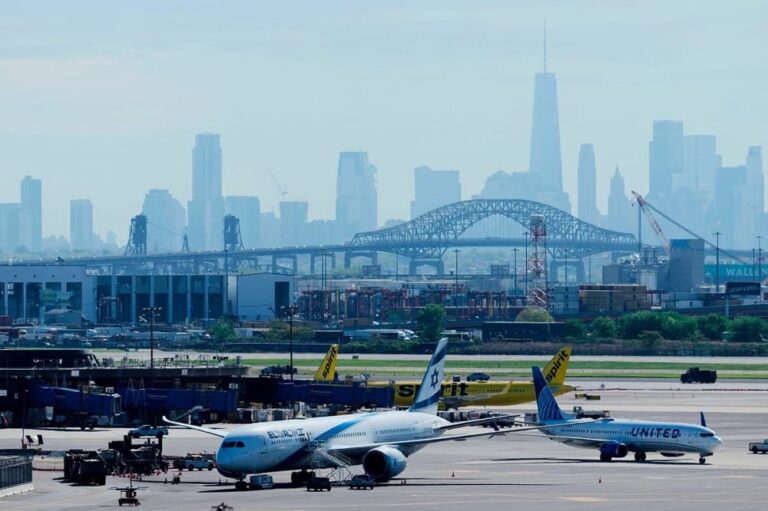 Avión de United Airlines choca contra camión y poste al aterrizar